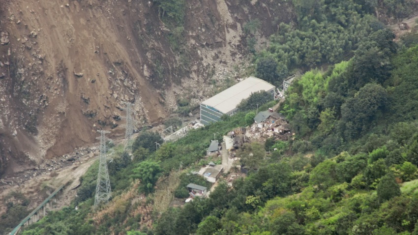 救援人員利用無人機勘察受災情況。四川省森林消防總隊供圖