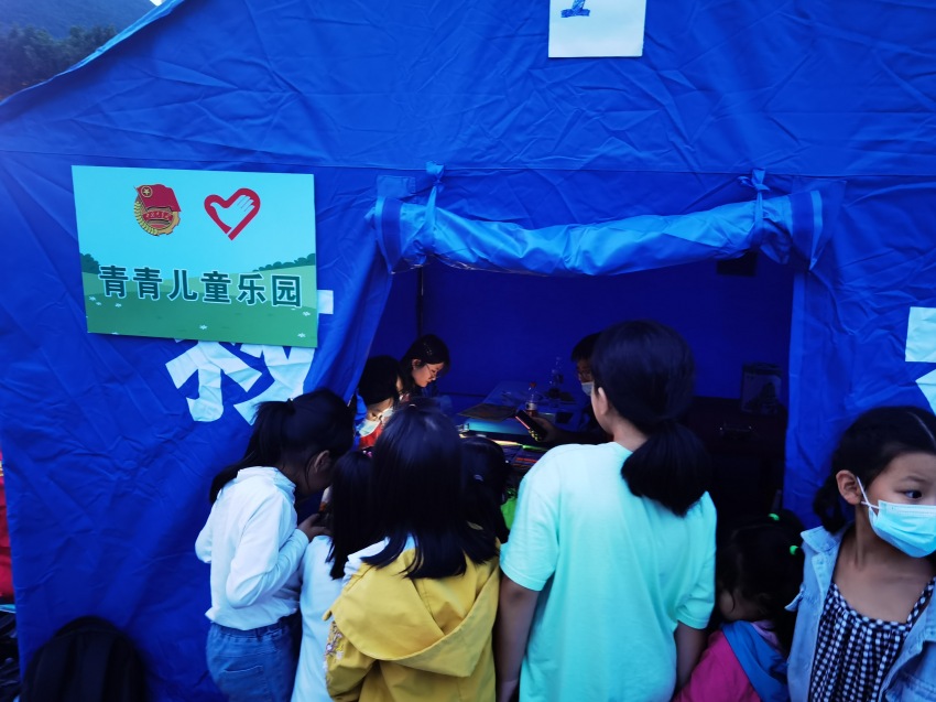 “青青兒童樂園”在雅安市石棉縣世紀廣場安置點正式開園。共青團四川省委供圖