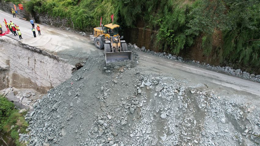 該路段位于保障災區救援的生命大動脈上，搶通該路段將對救援工作有極大助力。蜀道集團供圖