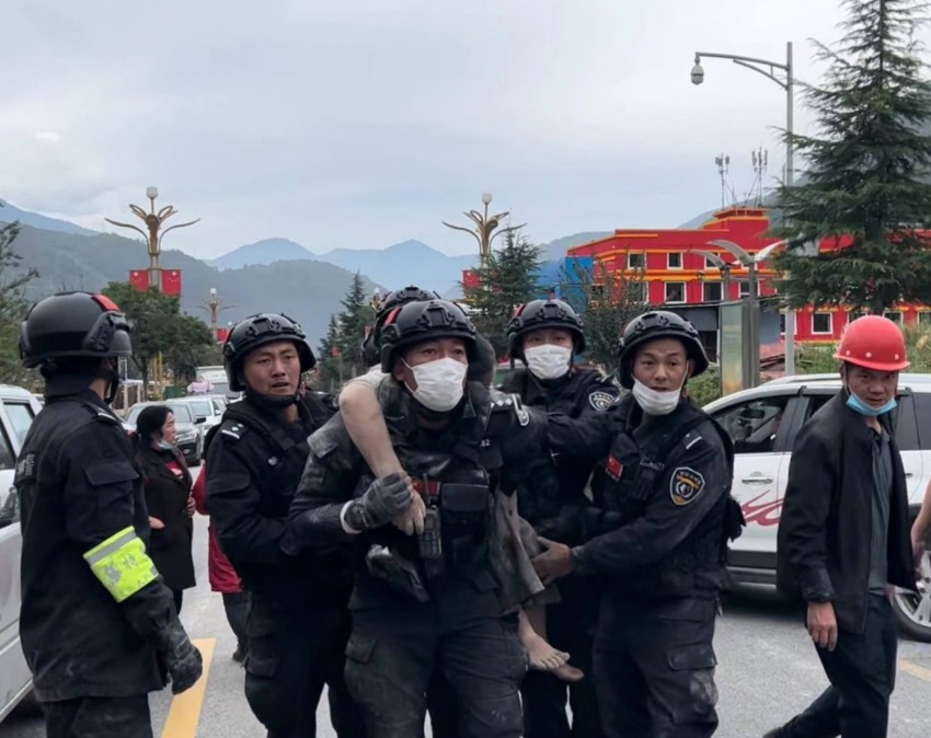 特警人員救助傷員。四川公安供圖