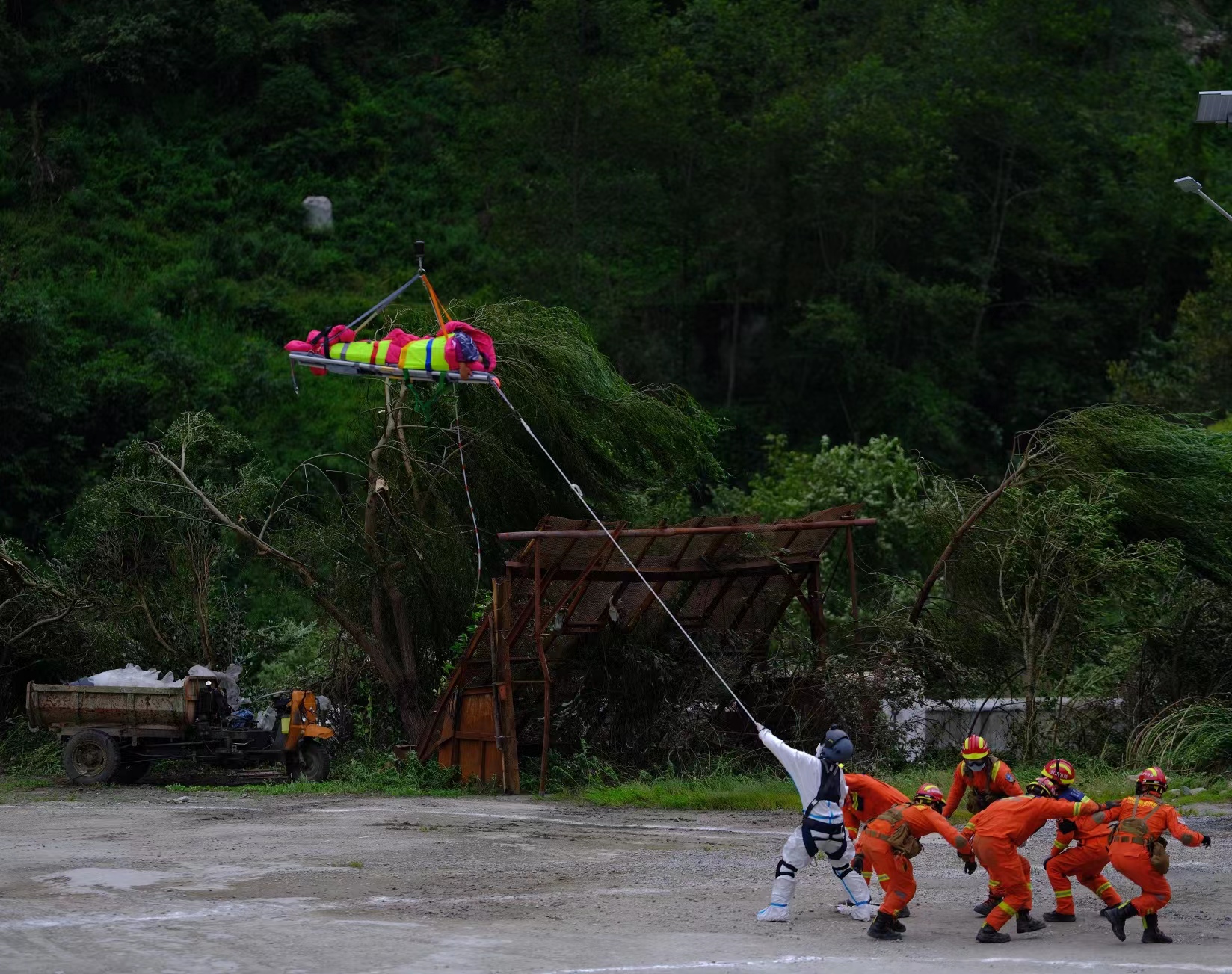 轉移被困群眾。四川省森林消防總隊供圖