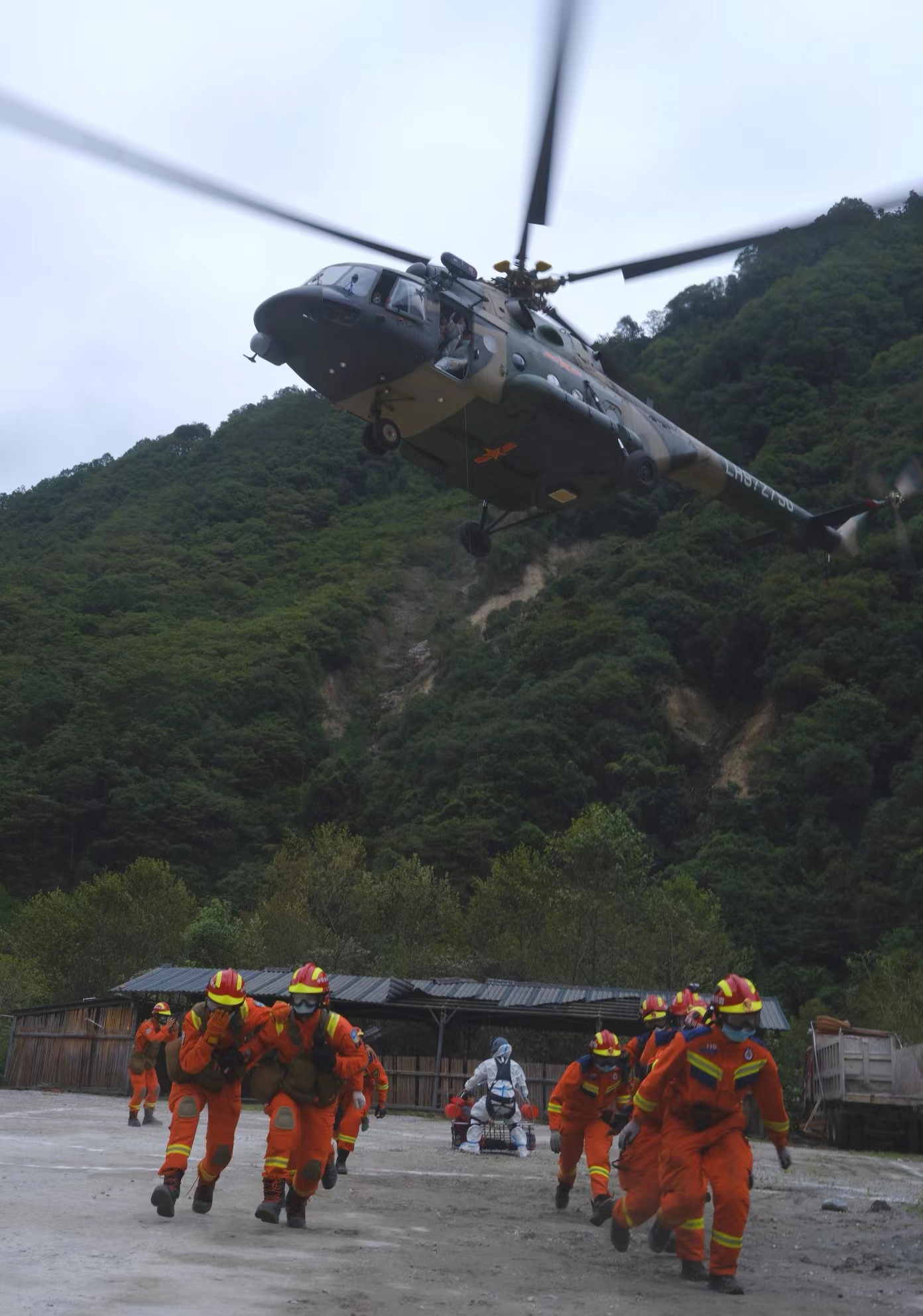 轉移被困群眾。四川省森林消防總隊供圖