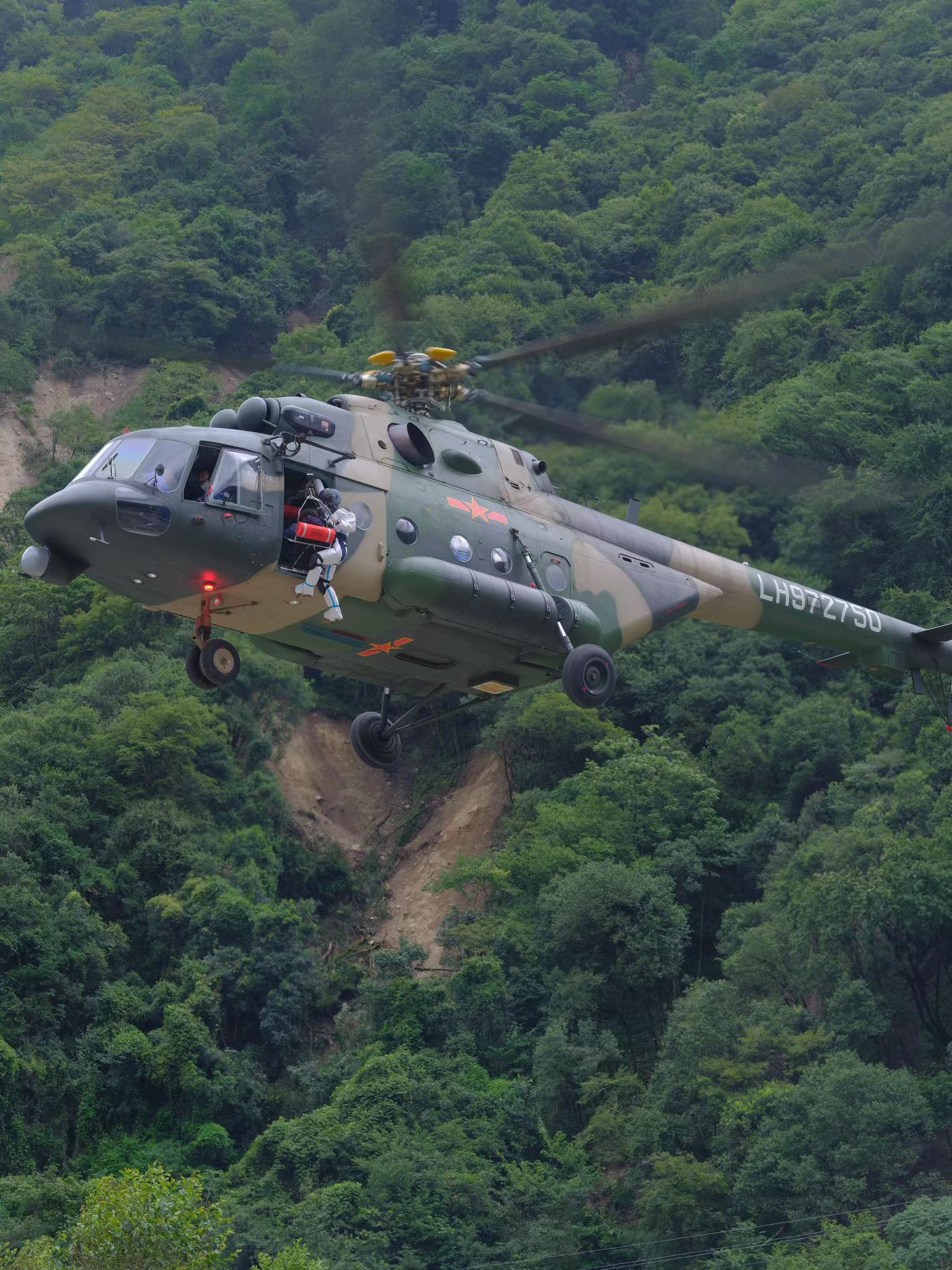 轉移被困群眾。四川省森林消防總隊供圖