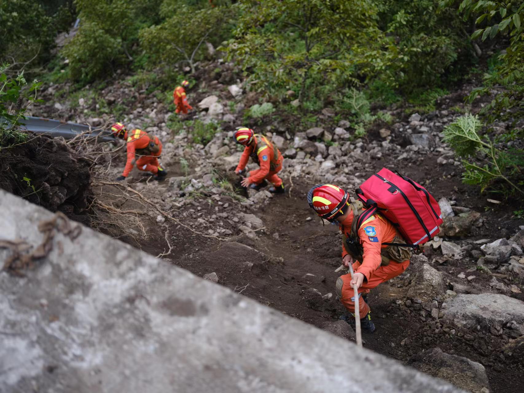 展開救援。四川省森林消防總隊供圖