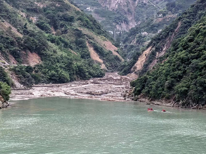 堰塞湖自然過流。四川省水利廳供圖