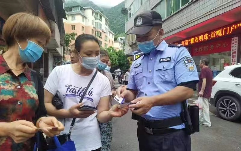 邱建華堅守抗震救災一線。雅安公安供圖