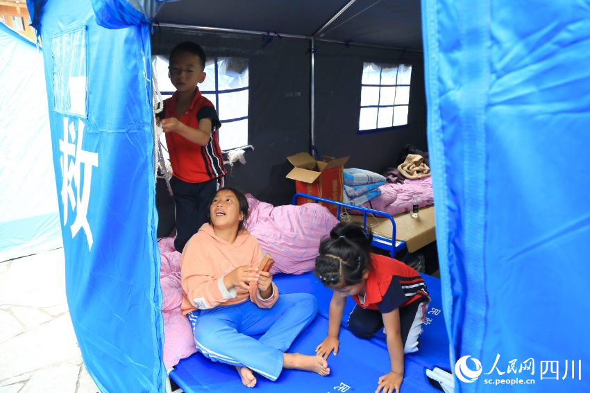 安置點玩耍的孩子。人民網 朱虹攝