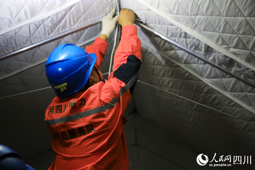 國家電網工作人員為災民通電安燈。人民網 朱虹攝