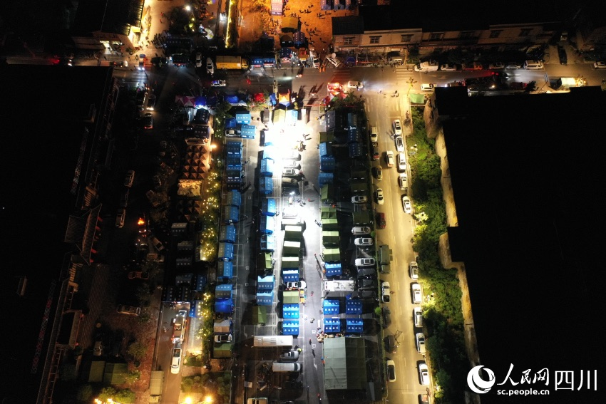 航拍磨西鎮安置點。人民網 王洪江攝