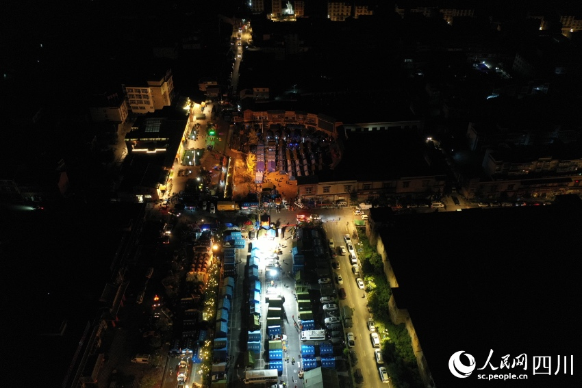 航拍磨西鎮安置點。人民網 王洪江攝