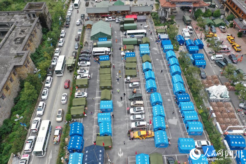 航拍磨西鎮安置點。人民網 王洪江攝