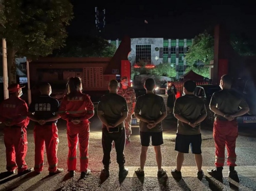 崇州市懷遠鎮退役軍人“戰旗紅”志愿服務隊組織人員奔赴地震災區。四川省退役軍人事務廳供圖