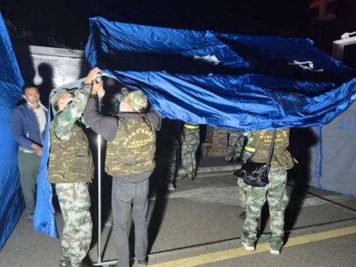 退役軍人志愿者，攜帶退役軍人企業捐贈物資到達震中磨西鎮，開展卸物資、搭帳篷相關工作。四川省退役軍人事務廳供圖