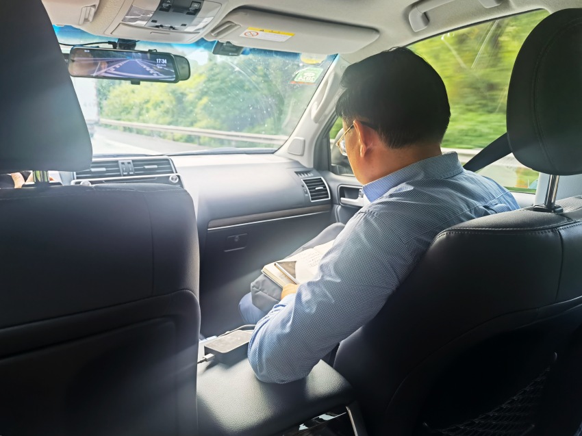 局黨委副書記、局長伍定率隊趕赴地震災區，并在途中通過電話對全局救援工作進行緊急安排部署。四川省地質局供圖