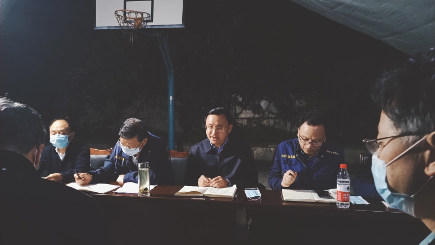 9月5日晚，伍定參加了自然資源廳廳長孫建軍主持召開的省地災指揮部前方工作組第一次會議。四川省地質局供圖