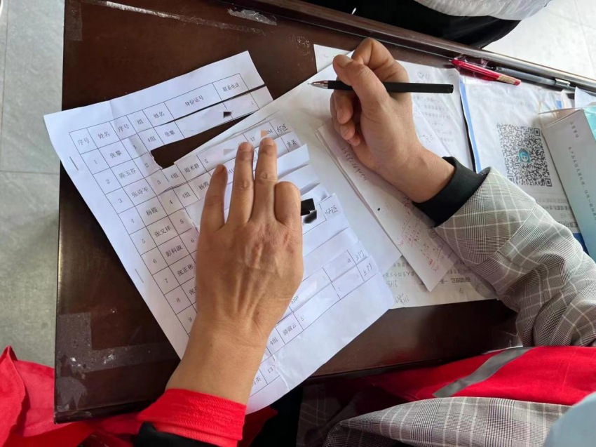 群眾采樣信息登記“二聯單”。崇州市委組織部供圖