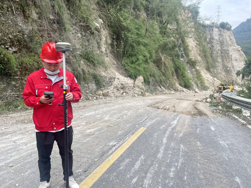 108隊技術人員調查崩塌點。四川省地質局供圖