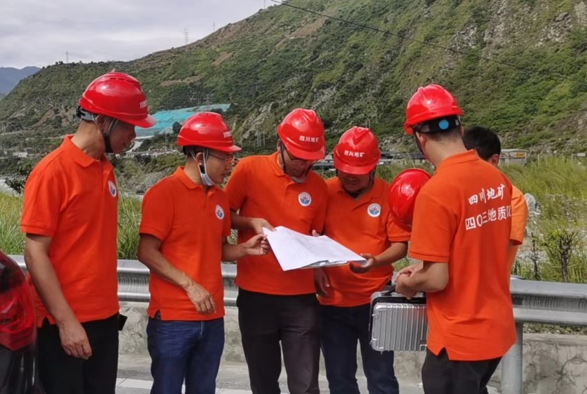 403隊技術人員在瀘定縣燕子溝開展現場排查。四川省地質局供圖