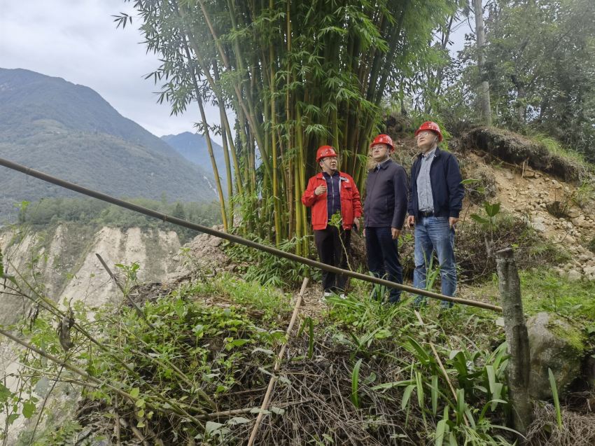 伍定實地查看地災隱患點情況。四川省地質局供圖