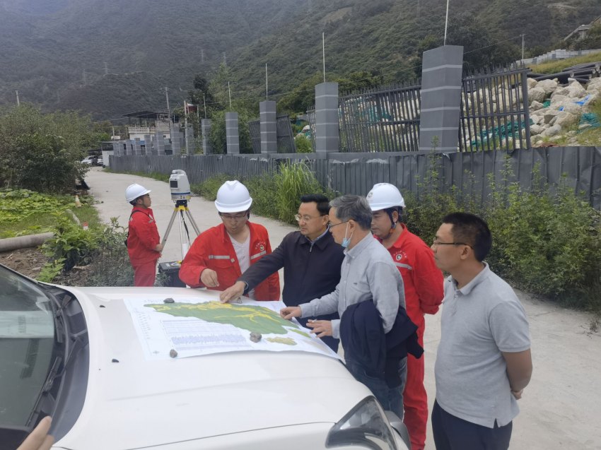 伍定在瀘定市的地災隱患點調研。四川省地質局供圖