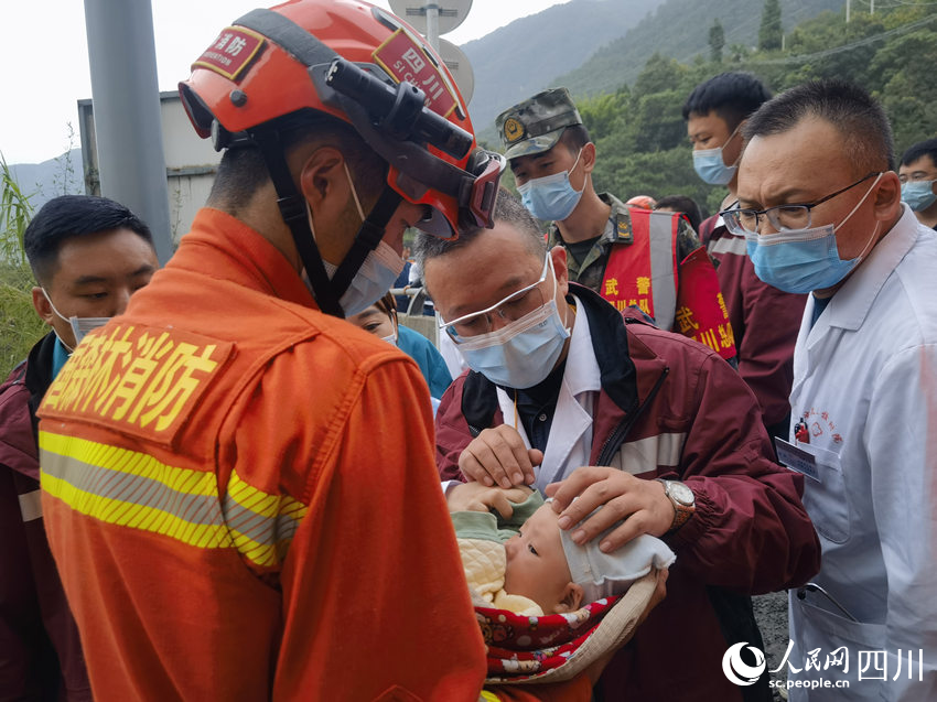 正在給寶寶做檢查。彭科攝