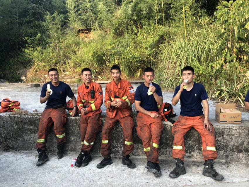 張自立在火場（中間）。阿壩森林消防支隊供圖