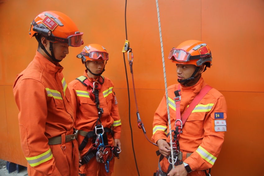 訓練中的張自立（最左）。阿壩森林消防支隊供圖