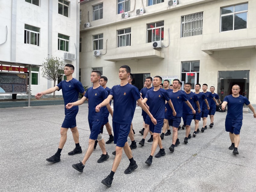 排頭最右邊張自立。阿壩森林消防支隊供圖