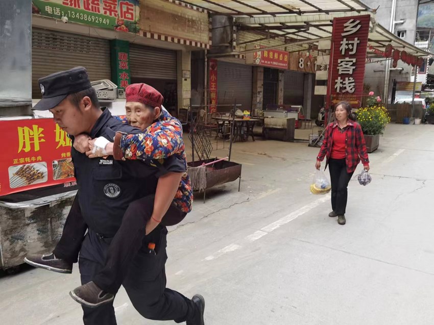 民警轉移行動不便的老人。四川公安供圖