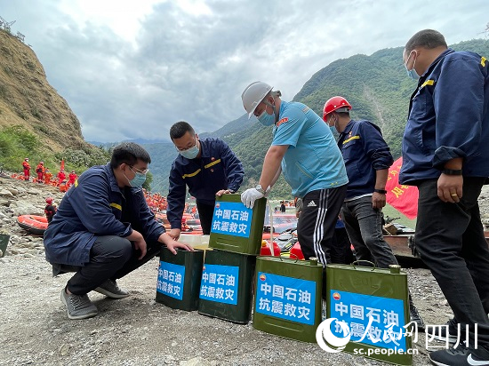 送油小分隊為救災現場的沖鋒舟、摩托艇等設備送油。李悅攝