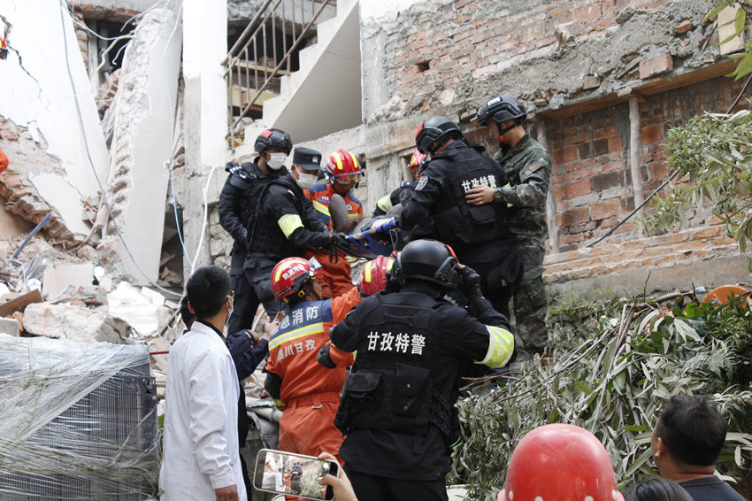 9月5日，各方救援力量合力將磨西鎮被埋壓的女性救出。四川省消防救援總隊供圖