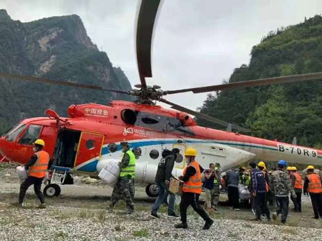 救援隊伍向石棉縣草科鄉空運物資。四川省應急管理廳供圖 
