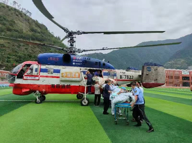 救援隊伍轉移受傷群眾。四川省應急管理廳供圖 