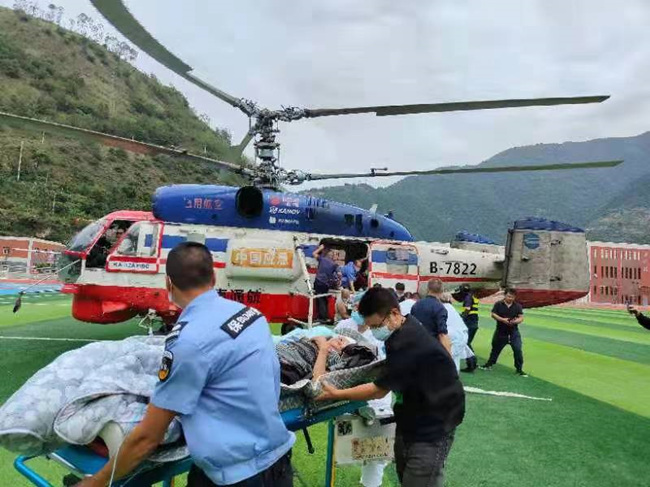 救援隊伍轉運受災群眾。四川省應急管理廳供圖
