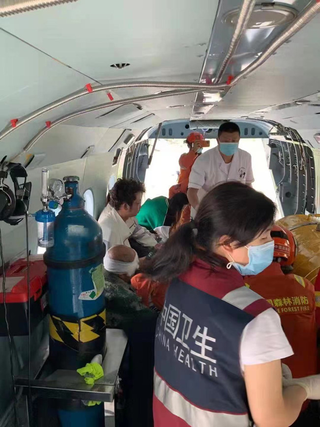 轉移受傷群眾。四川省應急管理廳供圖