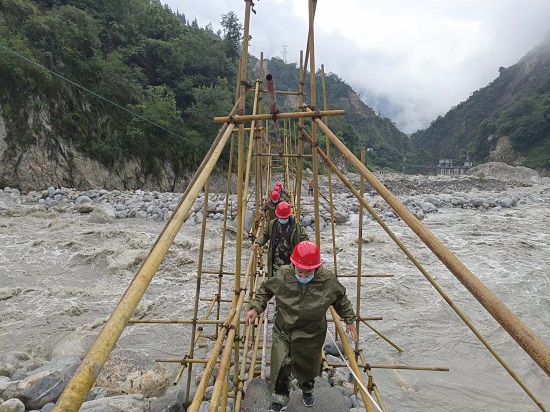 救援隊徒步趕往救災地點。遂寧水利局供圖