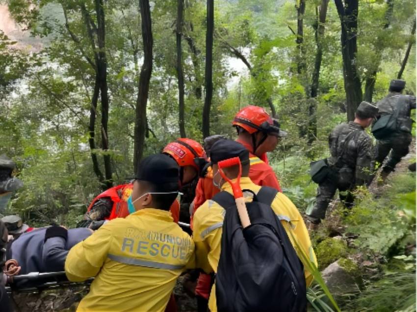 徒步向震中前進。民建成都市委會供圖