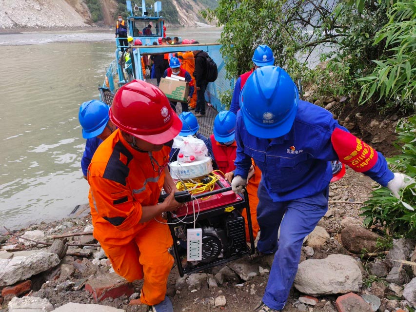 9月7日14時30分，國網四川電力（雅安）共產黨員服務隊11人隊伍攜發電機、線材和干糧等物資，準備進入王崗坪鄉田灣河和什月坪兩處開展電力搶險。廖亮攝