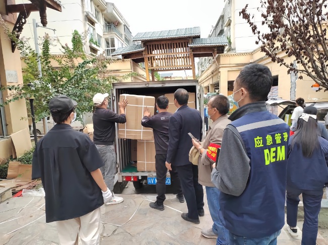 接收物資。四川省應急管理廳供圖