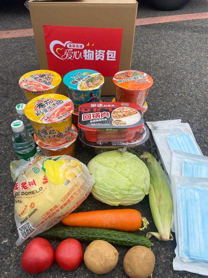 為貨車司機準備的愛心物資包。省高管局供圖