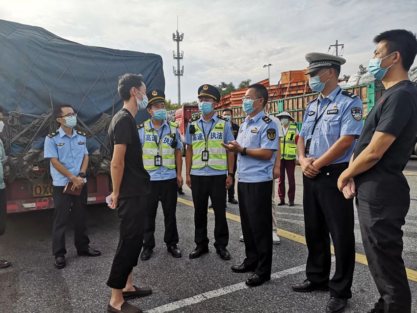 支隊執法隊員認真了解貨車司機需求，積極協調轉運。省高管局供圖