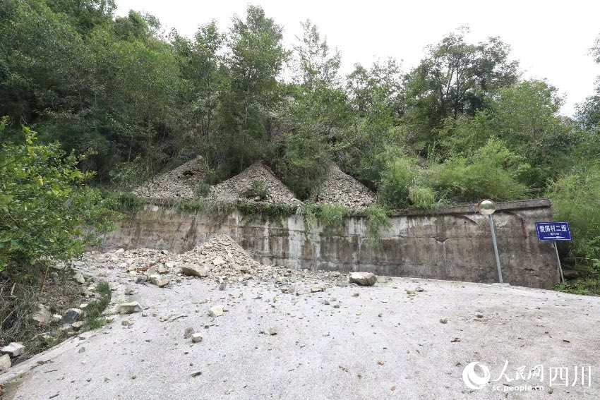 進入王崗坪彝族藏族鄉愛國村的道路損毀。李叢林攝