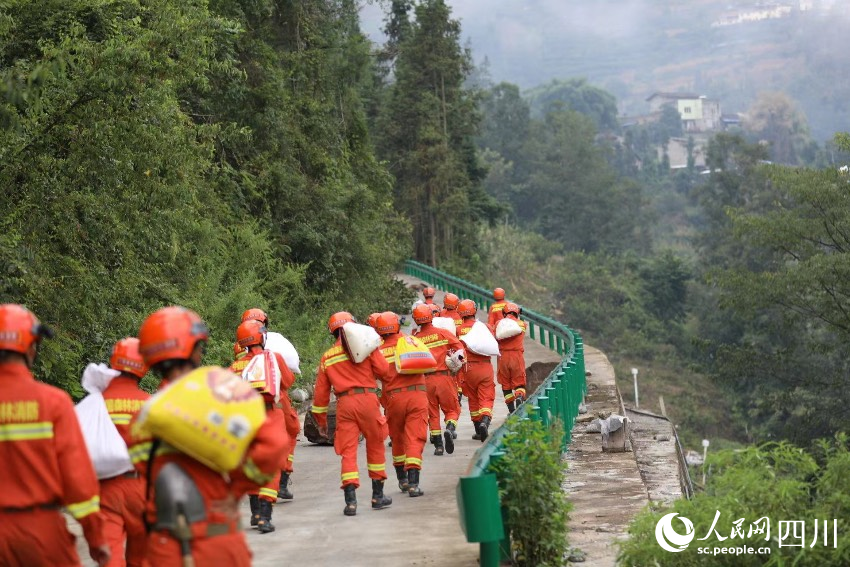 攀枝花森林消防為群眾運送急需物資。李叢林攝