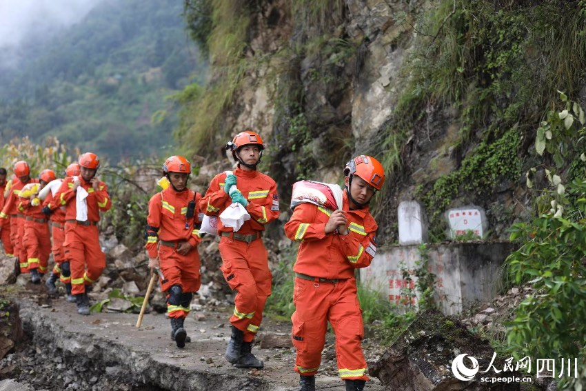 攀枝花森林消防艱難挺進，為群眾運送急需物資。李叢林攝