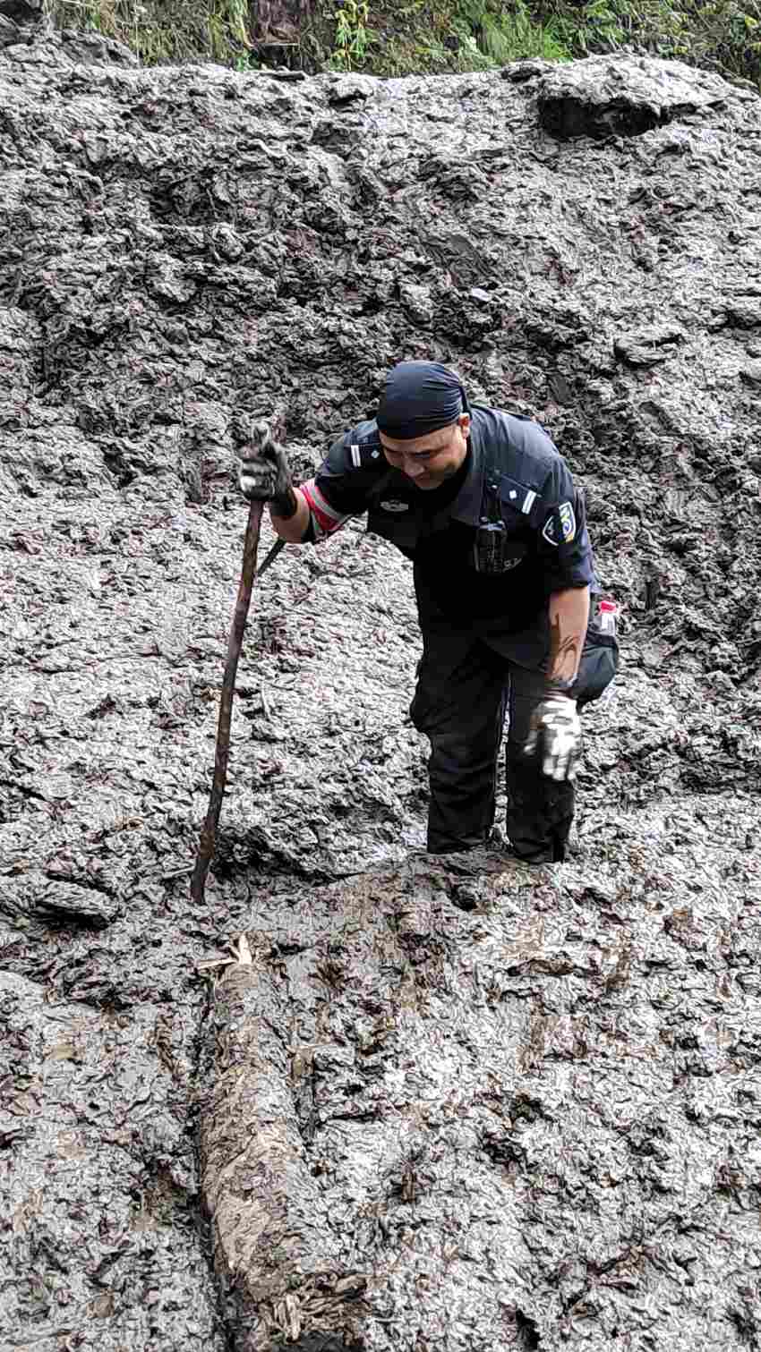 9月7日，甘孜特警隊員冒余震、趟泥漿、跨激流，成功轉移23名群眾和2名游客。甘孜公安供圖