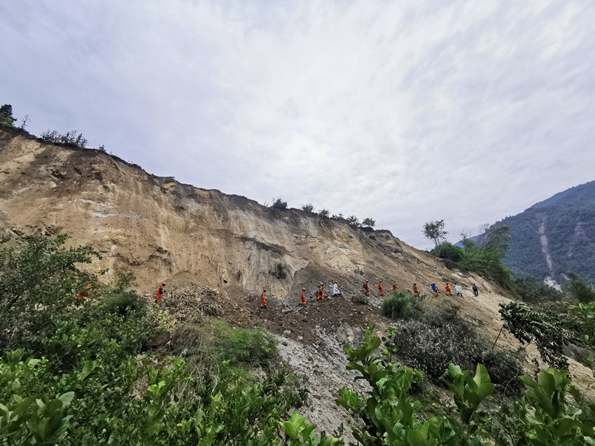 9月6日，翻山越嶺挺進幸福村4。四川省消防救援總隊供圖