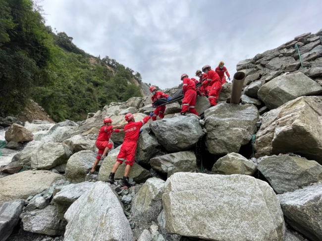 瀘州市綜合應急救援支隊正在參與救援。四川省應急管理廳供圖