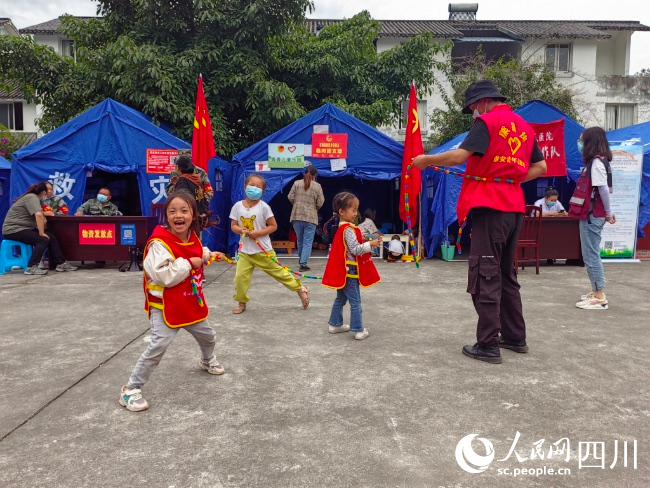 青年志愿者陪伴在孩子們身邊。王磊攝