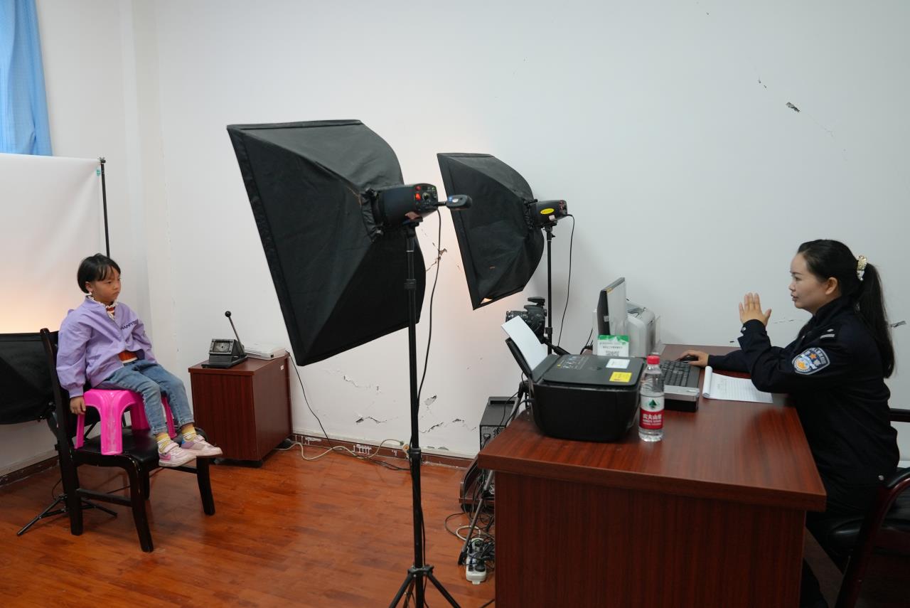 戶籍民警正在拍照。甘孜州公安局供圖