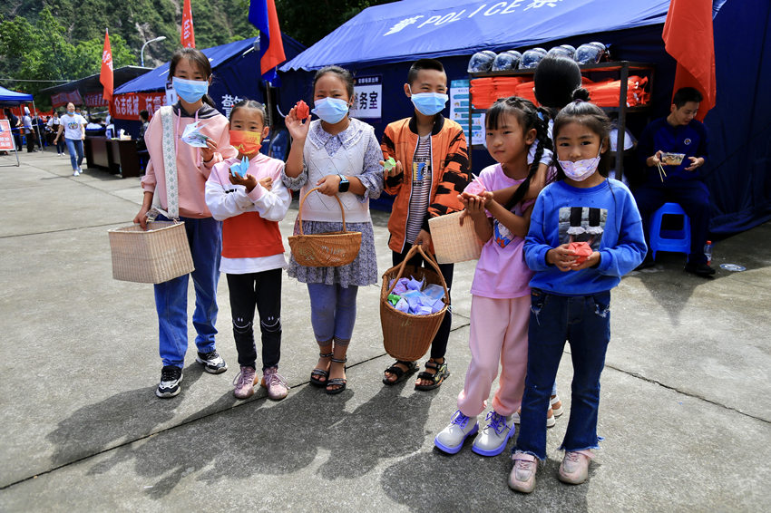 小朋友合影。人民網 朱虹攝